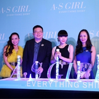 时尚女王吴莫愁倾情代言a.sgirl